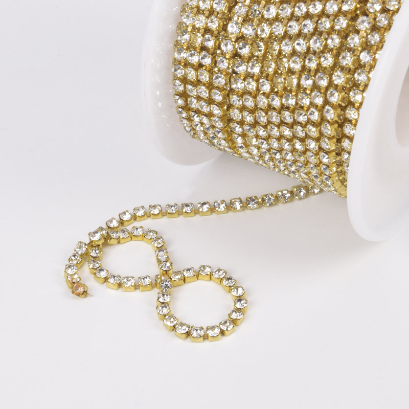 Стразовая цепь SS8 (2,4 мм), Золото, Стразы стеклянные белые (ZEP-047561)