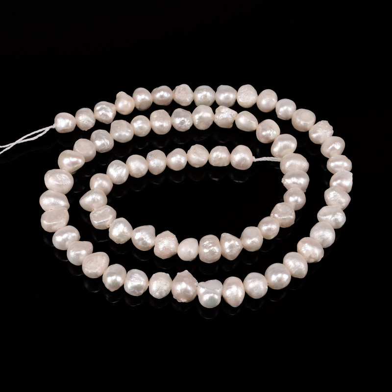 Намистини Перли річкові натуральні, Молочний, 5-6х3,5-4,5 мм (37 см) (BUS-049684)